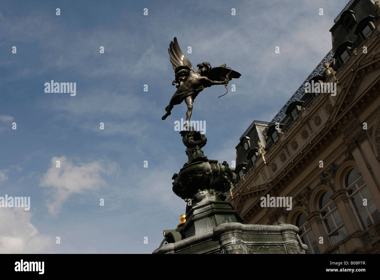 Eros-Statue in London Piccadilly Circus mit dem berühmten Lilywhites Speicher im Hintergrund Stockfoto