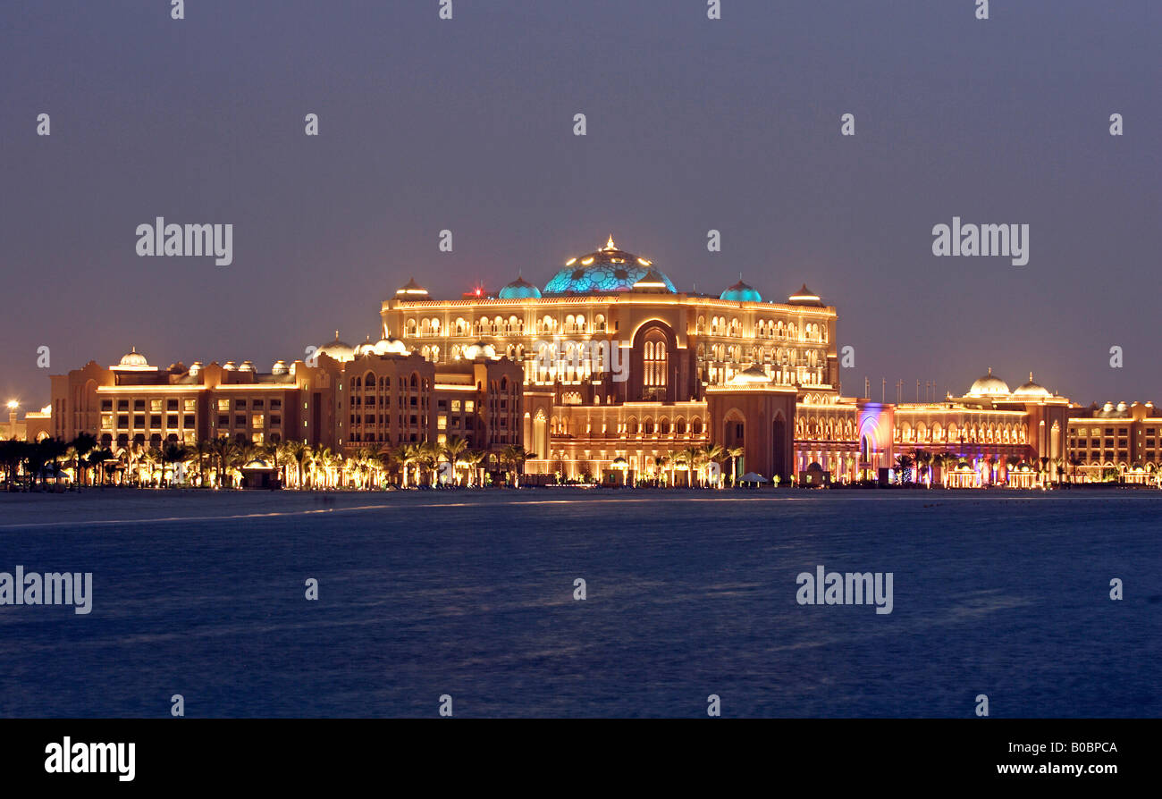 Emirates Palace Hotel in der Nacht, Abu Dhabi, Vereinigte Arabische Emirate Stockfoto