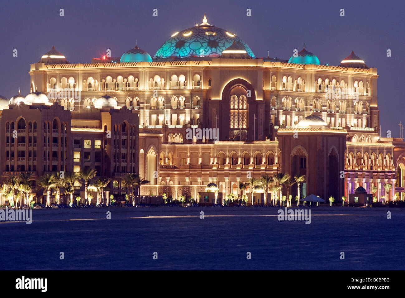 Emirates Palace Hotel in der Nacht, Abu Dhabi, Vereinigte Arabische Emirate Stockfoto