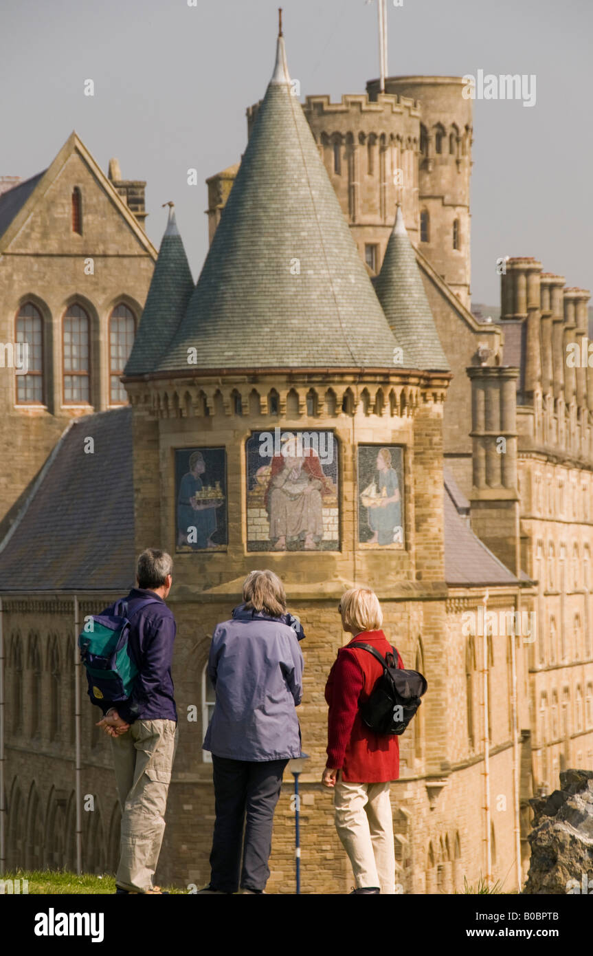 drei Personen an der Aberystwyth University alten College - einem viktorianischen gotischen Sandsteingebäude Stockfoto