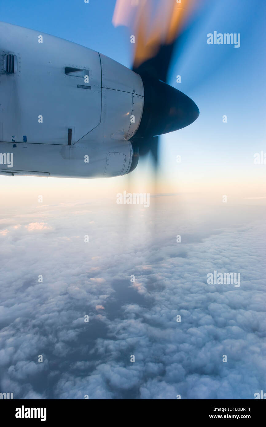 Flugzeugmotor und Propeller im Flug durch die Kabinenfenster betrachtet Stockfoto