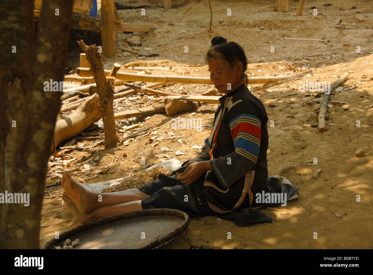 Mae Hong Son Provinz Bergvolk Dorf, Minderheit Frauen sitzen im Schatten, thailand Stockfoto