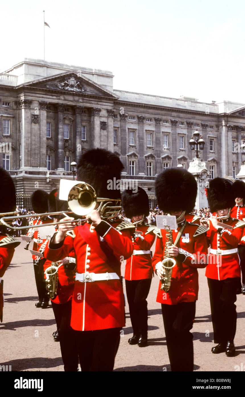 Coldstream Guards Buckingham Palace rote Tuniken marching Band Kapellenmitglieder Messing Trompeten Bärenfellmützen Helme Zeremonie Zeremoniell Stockfoto