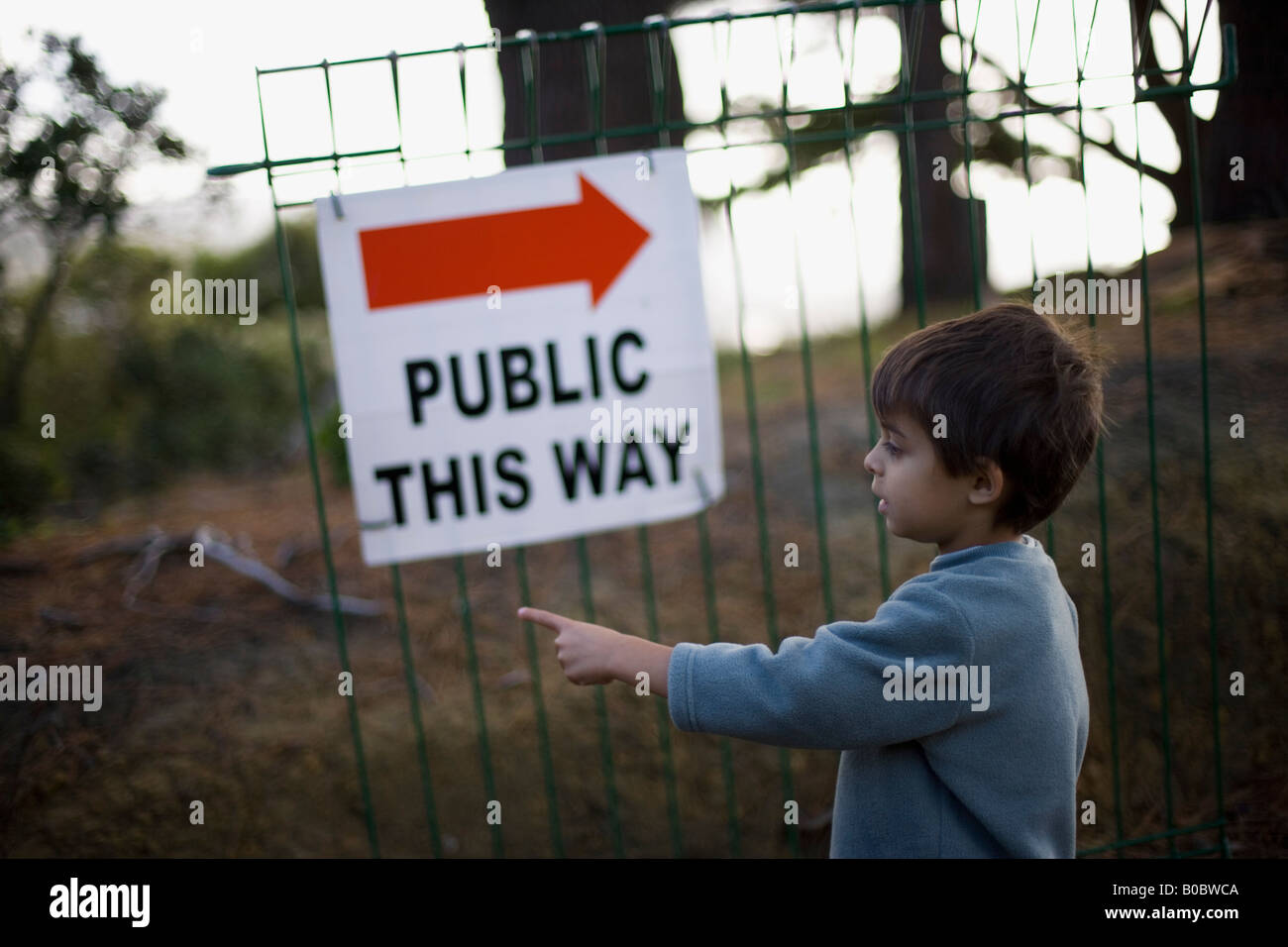 Schild, der Öffentlichkeit im Wellington Zoo New Zealand weist ein sechs Jahre alter Junge in die entgegengesetzte Richtung Stockfoto