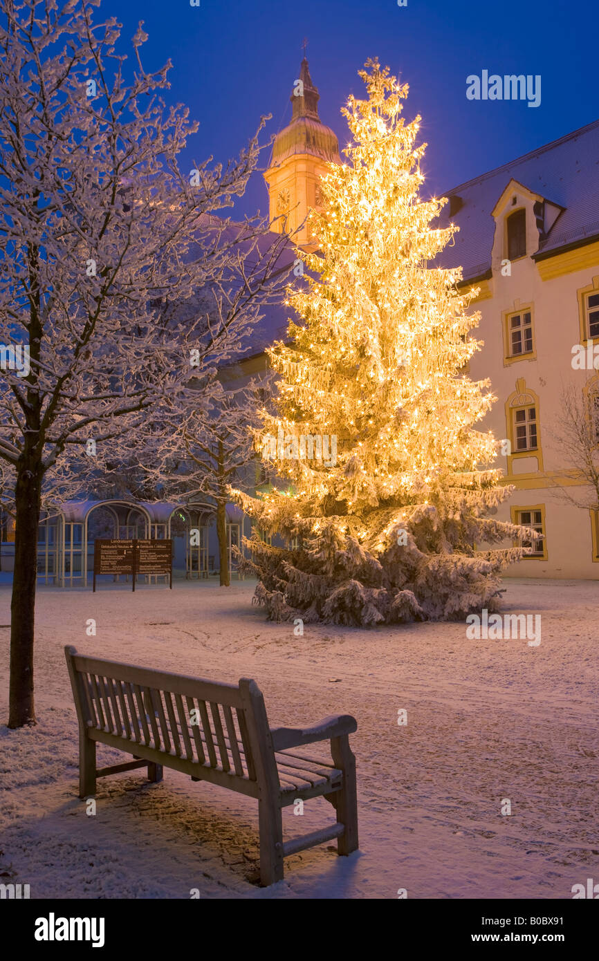 Weihnachtsbaum vor dem Landratsamt in Neustift, Freising, Bayern, Deutschland, Europa. Stockfoto