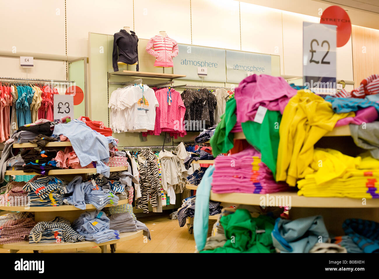 Billig billig bunten Sommerkleidung in ein High-Street-store Stockfoto