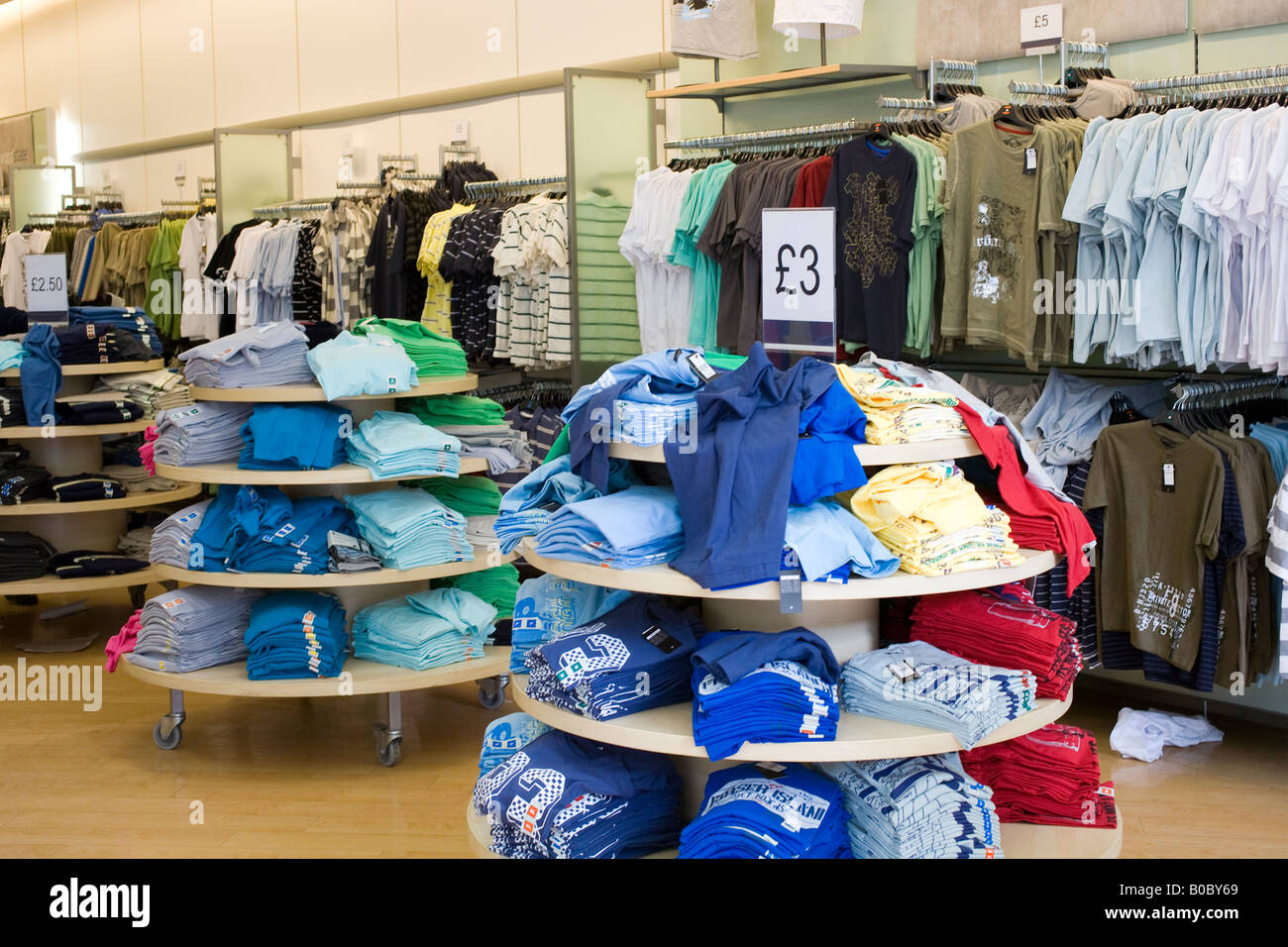 Billig billig bunten Sommerkleidung in ein High-Street-store Stockfoto