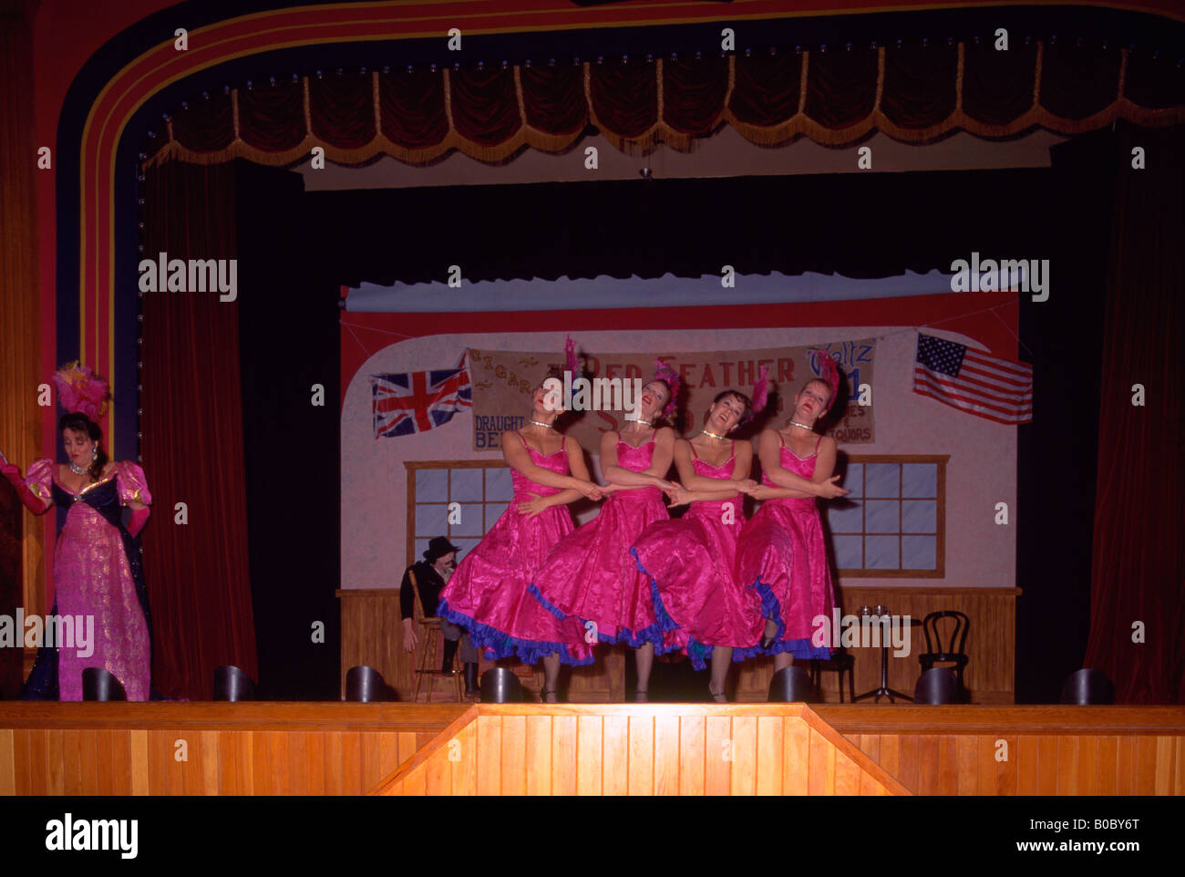 Can Can (Cancan) Mädchen tanzen auf Diamond Tooth Gertie Gambling Hall, Dawson City, Yukon Territorium, Kanada Stockfoto