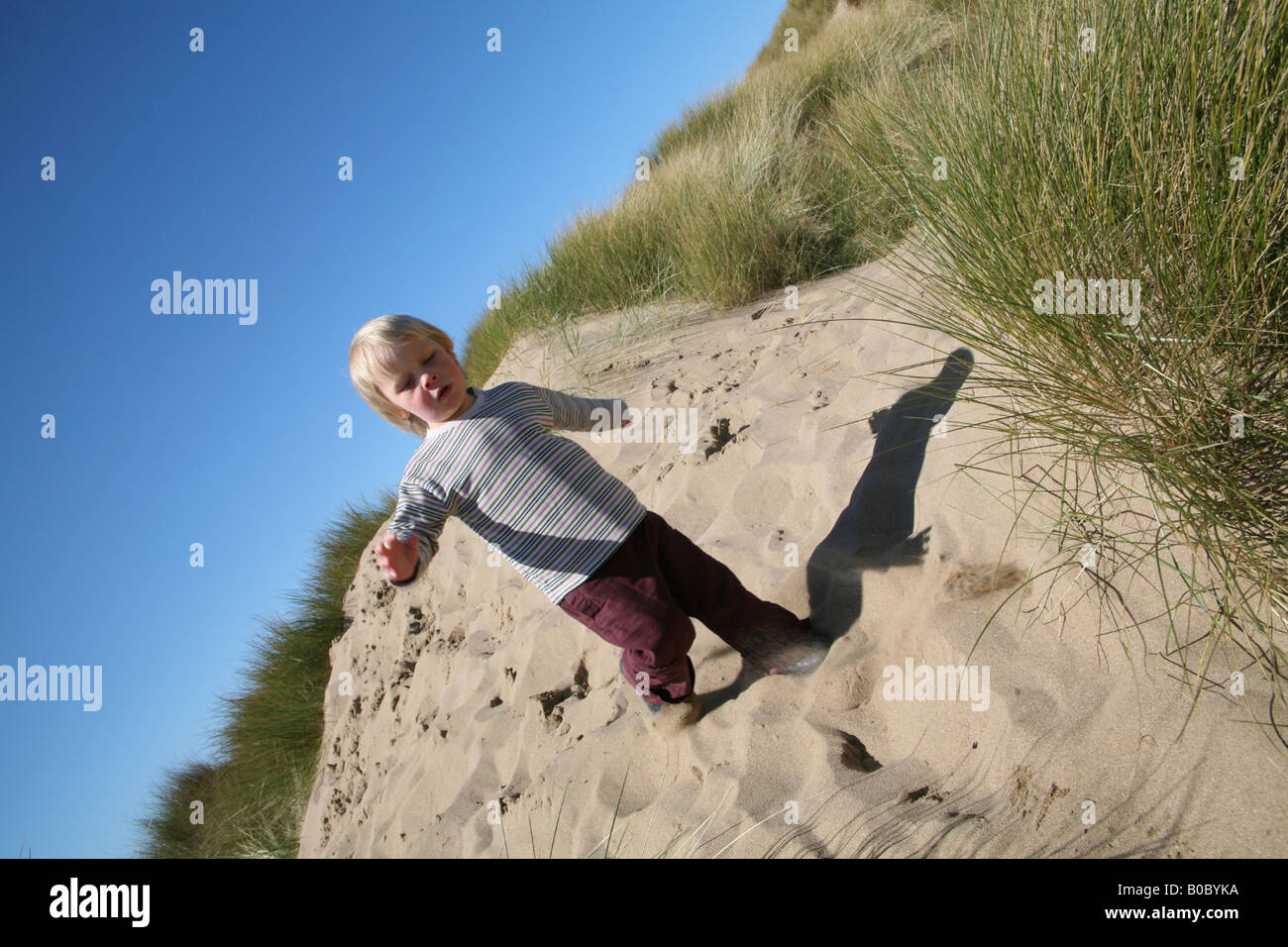 kleiner Junge in Sanddünen Stockfoto