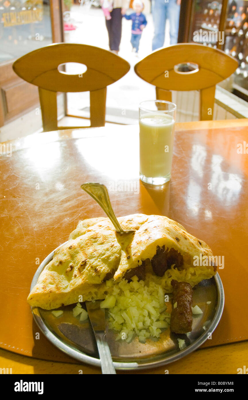 Ćevapčići traditionelle Balkan Mahlzeit im lohnt Cebabdzinica in Sarajevo Bosnien Herzegowina Europa Stockfoto