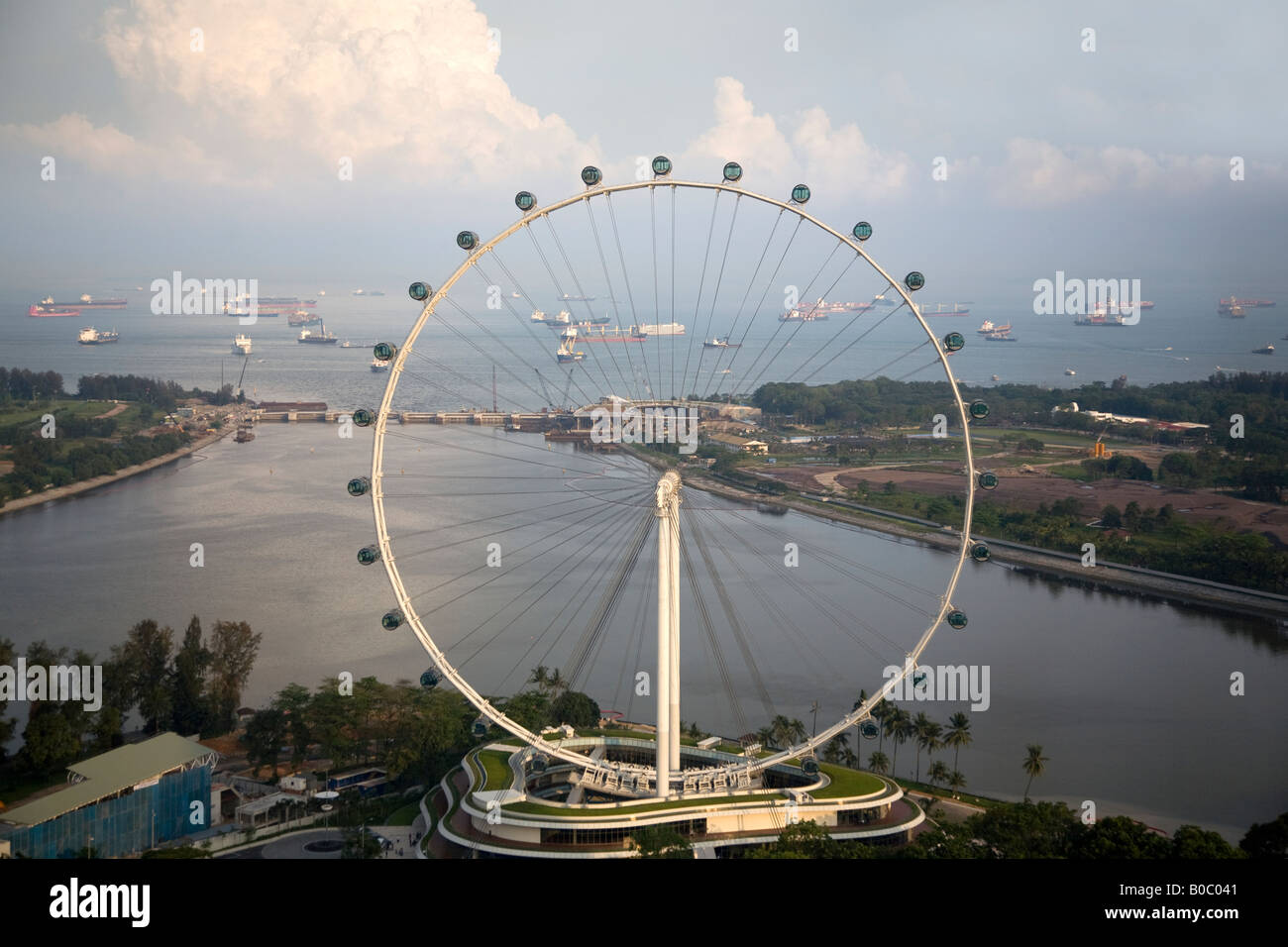 Singapore Flyer das größte Riesenrad Welten gegen dramatische Skyline von Singapur zeigen neue Singapur Sperrfeuer sowie Stockfoto
