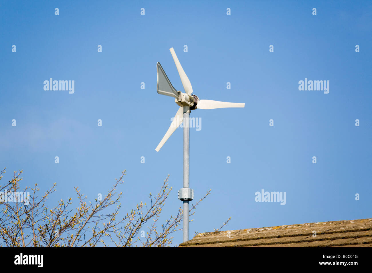 Wndsave Mikro Windkraftanlage an Hauswand über Dach gegen blauen Himmel Windsave 1200 montiert verbindet National Grid Klinge Schwanz Stockfoto