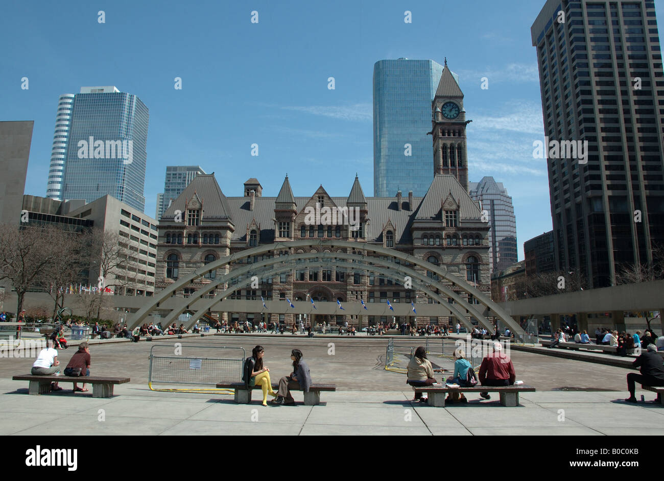 Nathan Philips Square und Old City Hall, Toronto, Ontario, Kanada Stockfoto