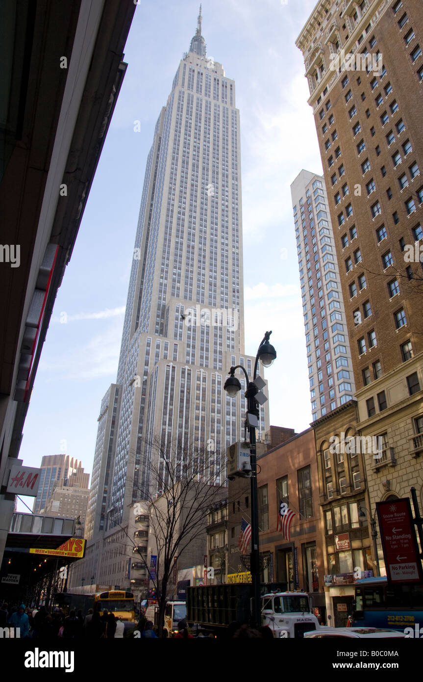 Empire State building vom Straßenniveau Stockfoto