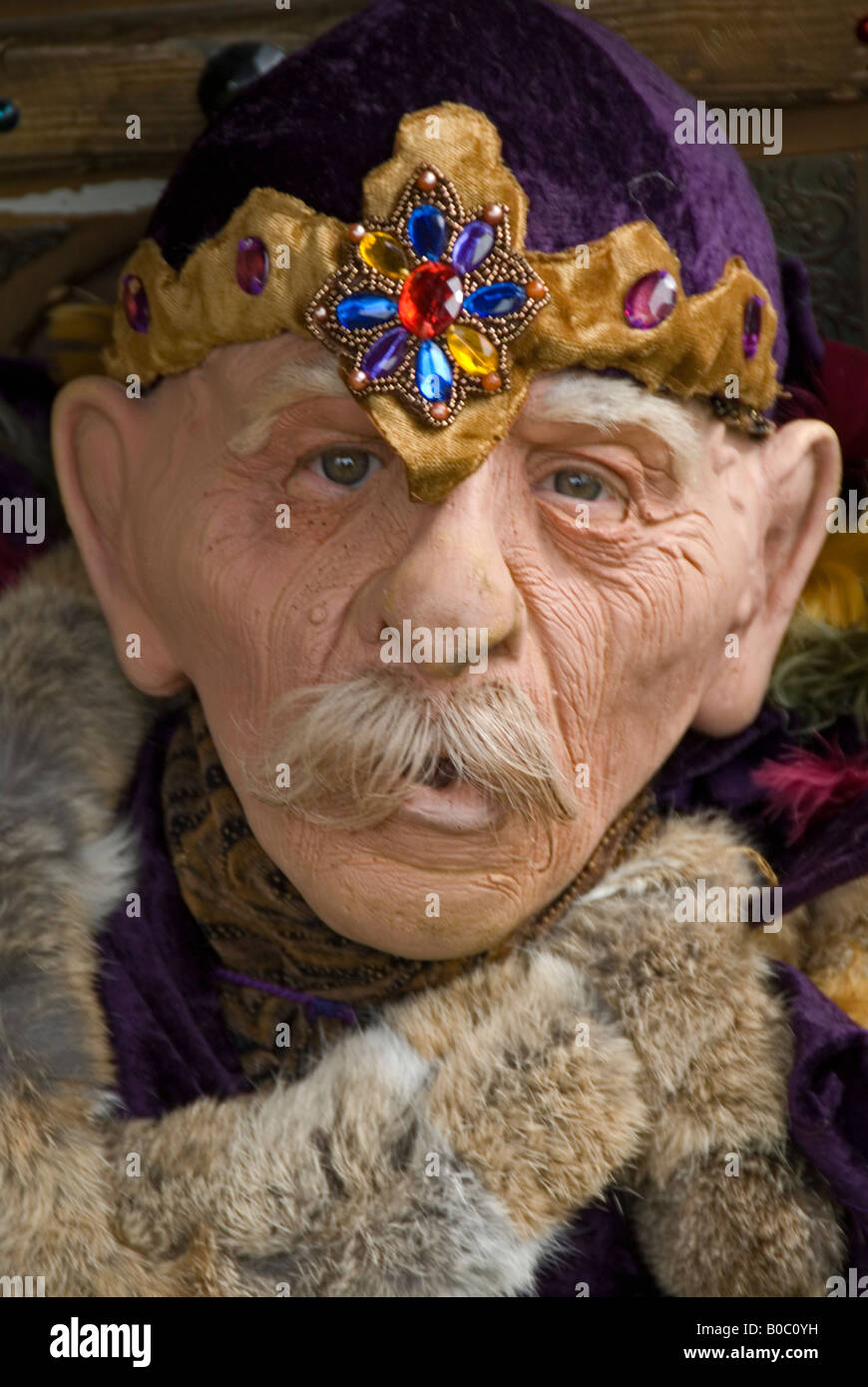 Stock Foto eines Schauspielers trägt eine Gummimaske, die Darstellung eines weisen alten mittelalterlichen weisen Stockfoto