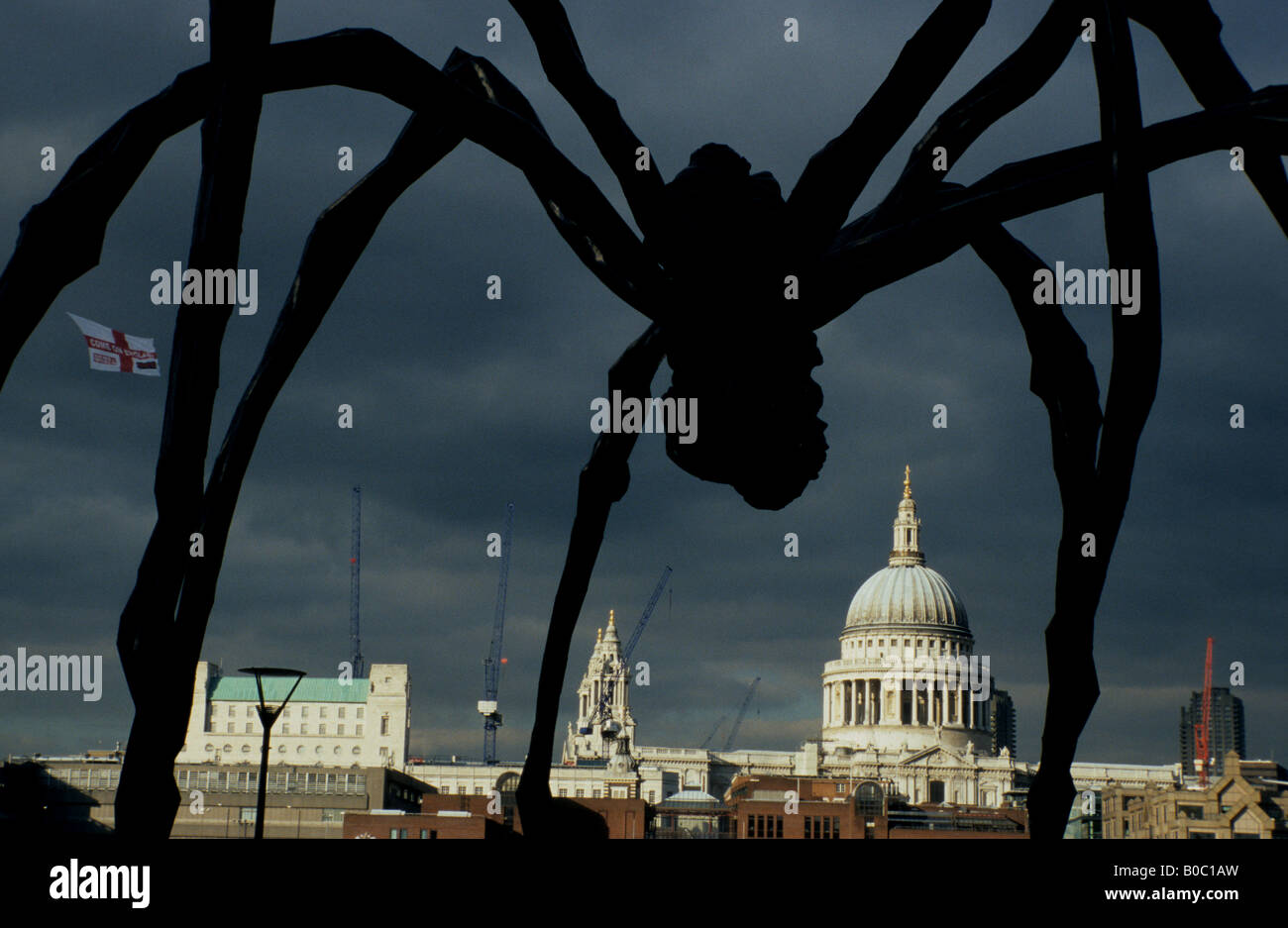 Louise Bourgeois Spinne zeigen außerhalb der Tate Modern 2007 Rahmen St Pauls Cathedral Stockfoto