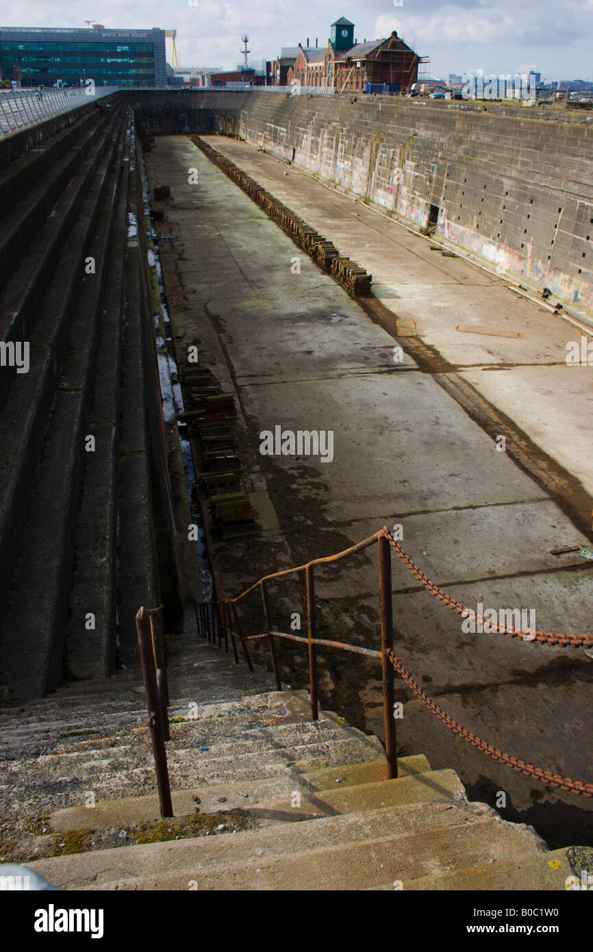 Thompson Graving Dock Harland und Wolff Werft Belfast Nordirland mit weißen Sterne Haus im Hintergrund Stockfoto