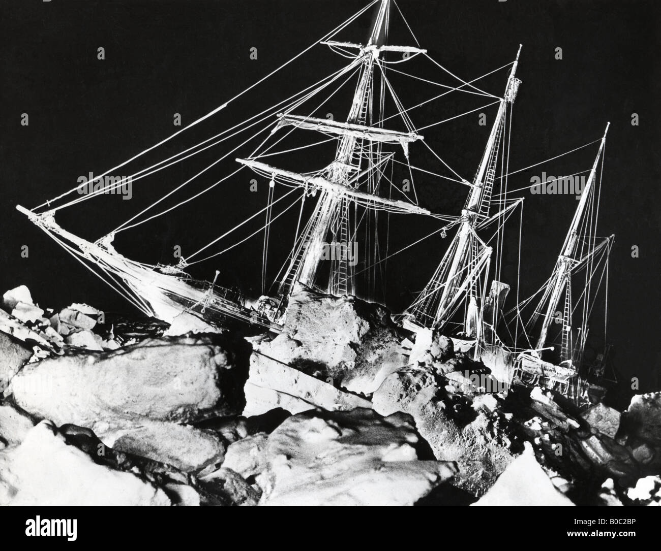 ERNEST SHACKLETON' s Schiff die Ausdauer schnell im antarktischen Eis stecken am 27. August 1915. Foto: Frank Hurley Stockfoto