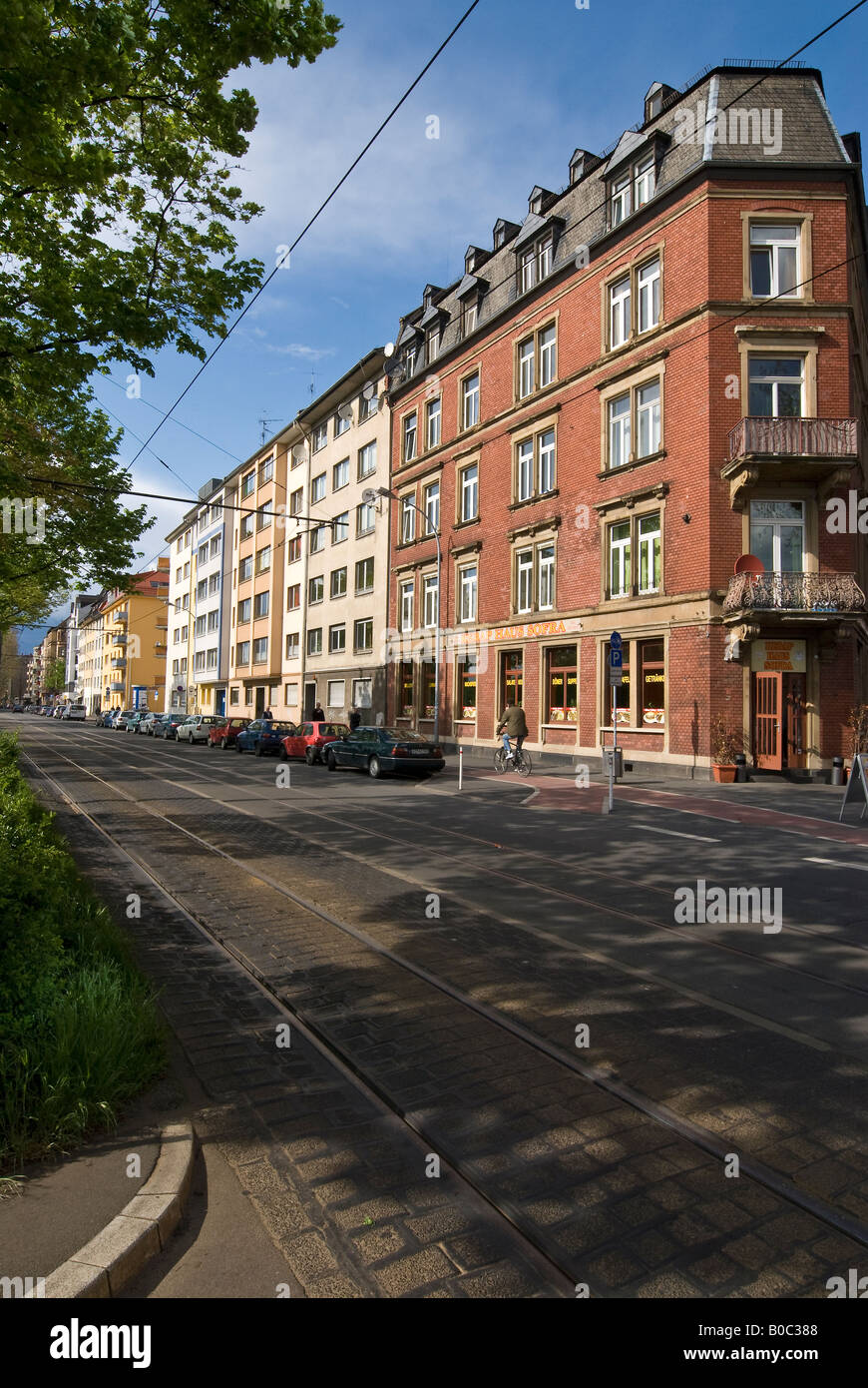 Blick entlang der Straßenbahnschienen und die Straße mit dem Namen "Kaiser- Wilhelm-Ring" in der "Neustadt" Teil der Stadt Mainz in Deutschland  Stockfotografie - Alamy
