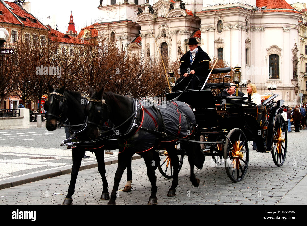 Touristen sind auf dem Pferd ziehen Schlitten in Altstadt-Platz von Prag, Tschechische Republik bereisen. Stockfoto