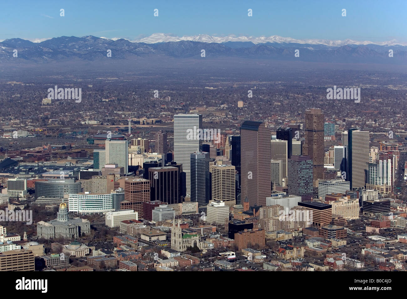 Aerial Denver Colorado CO in Richtung der Rocky Mountains Stockfoto