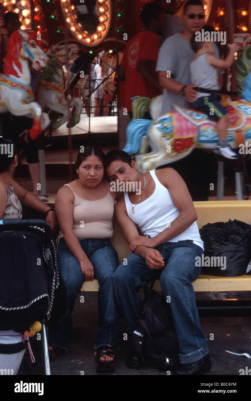 Mexikanische Einwanderer zu zweit am Astroland Amusement Park auf Coney Island in Brooklyn New York Stockfoto
