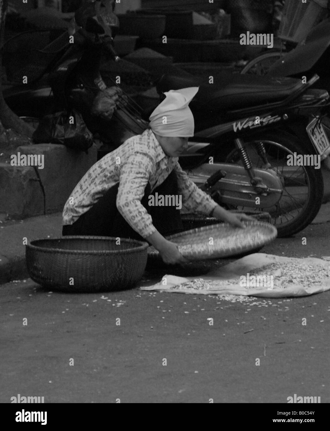 Markt Händler Hanoi Vietnam, Aussortieren Reis Stockfoto