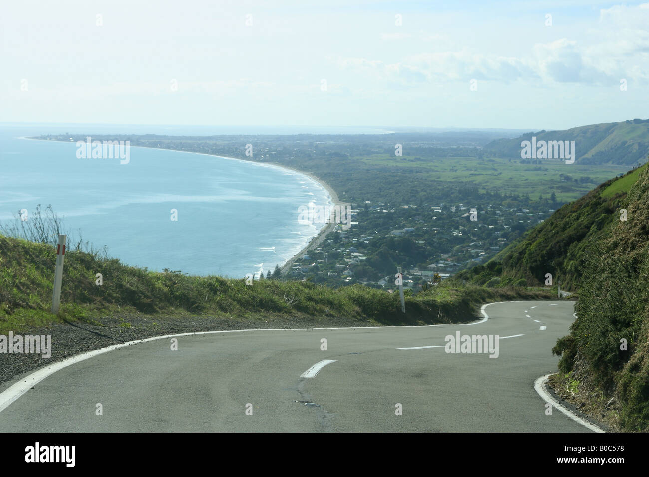 Sicht des Fahrers Paekakariki Hügel Straße mit Paekakariki und Paraparaumu Küste unten in der Ferne. Stockfoto