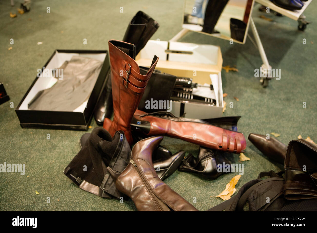 Shoe shop shoes boots -Fotos und -Bildmaterial in hoher Auflösung – Alamy