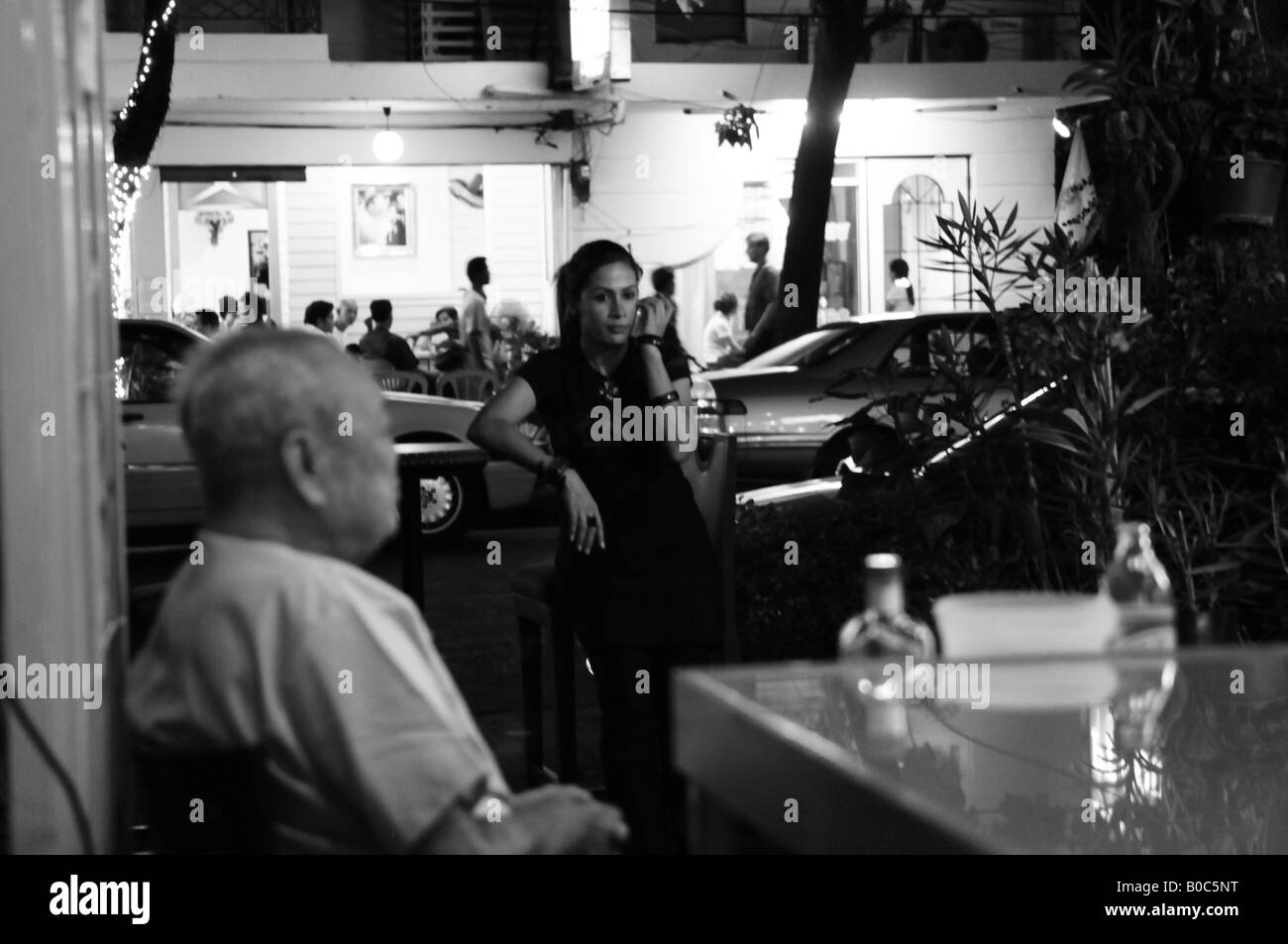 Nachtleben auf der Steets von Bangkok, Coffee-Shop in der Nähe von Khao San road Stockfoto
