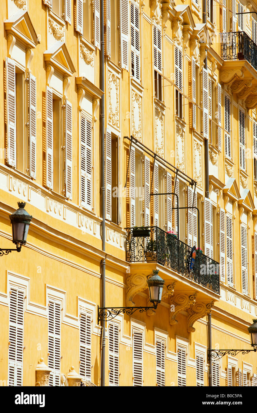 Aufbau der Fassade in der Altstadt von Nizza an der französischen Riviera, Frankreich Stockfoto