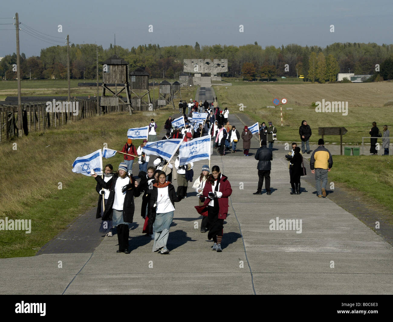 Schülerinnen und Schüler aus Israel besuchen das Konzentrationslager Majdanek in Polen. In eine riesige Schlange, mit israelischen Fahnen. Huhn s Stockfoto