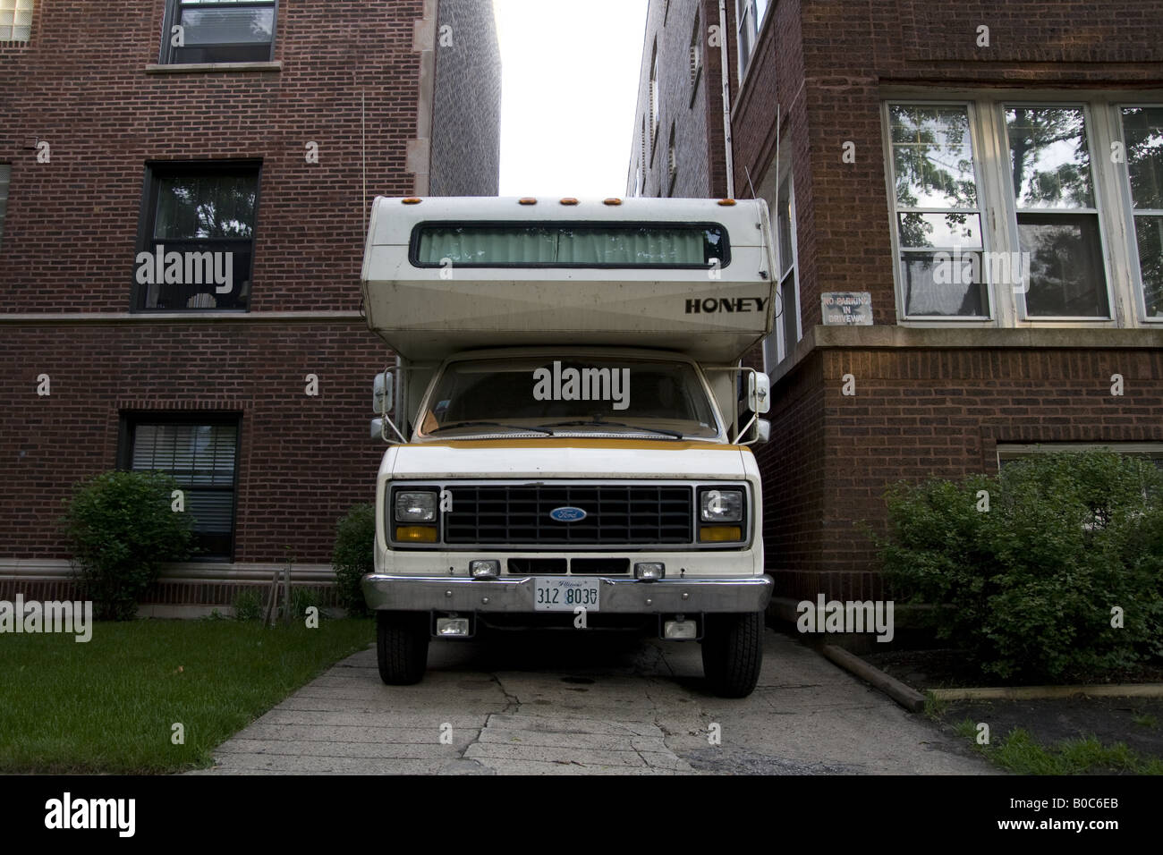 Ford Wohnmobil mit einem Top eingekeilt zwischen zwei Mehrfamilienhäuser Chicago IL Stockfoto