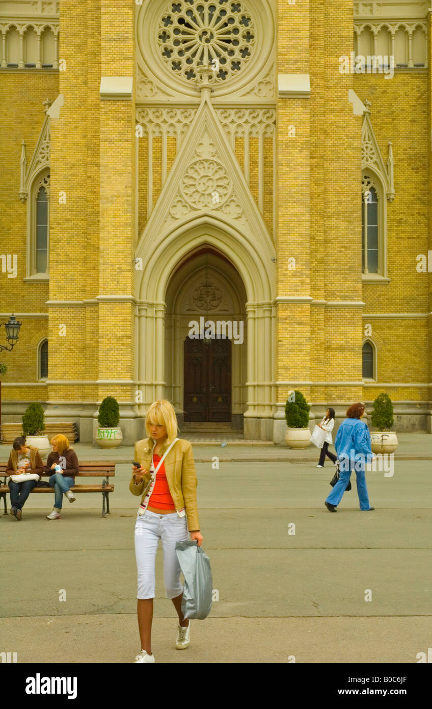 Junge Frau, die zu Fuß in Trg Slobode quadratische Novi Sad Serbien Europa Stockfoto