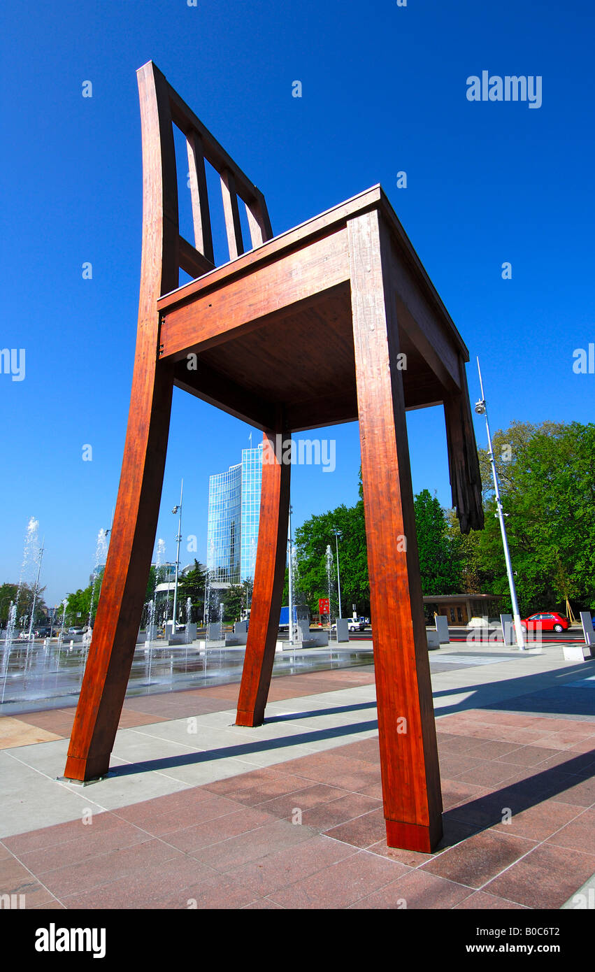 Denkmal für die Opfer von Landminen The Broken Chair von Daniel Berset UN Plaza Place des Nations Genf Schweiz Stockfoto