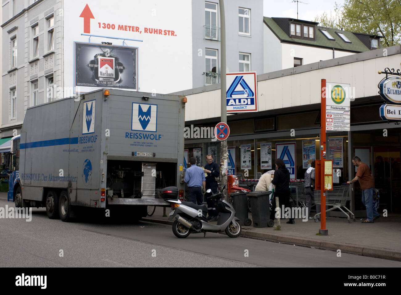 Mai 2008 ist ein Aktenvernichter geparkt vor einem Aldi-Markt in Hamburg, Deutschland Stockfoto