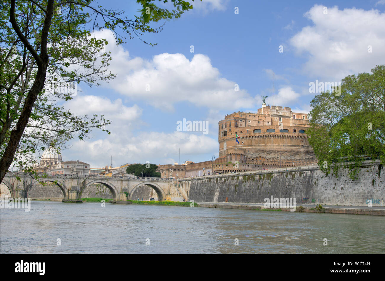 Burg des Engels (Castel Sant Angelo) neben den Tiber in Rom Stockfoto