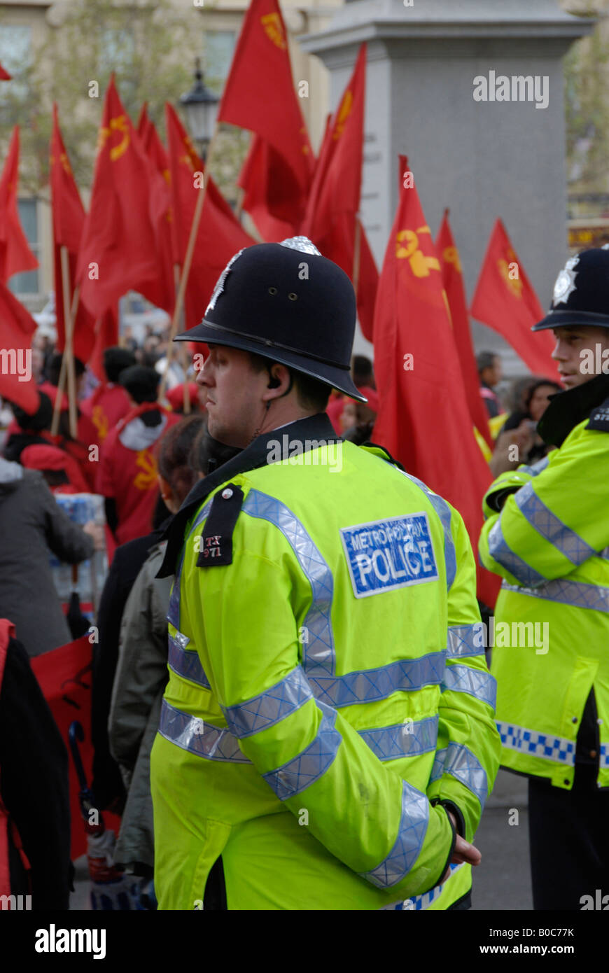 Zwei Polizisten bewacht rote Fahnen an die 2008 May Day parade in Trafalgar Square in London Stockfoto