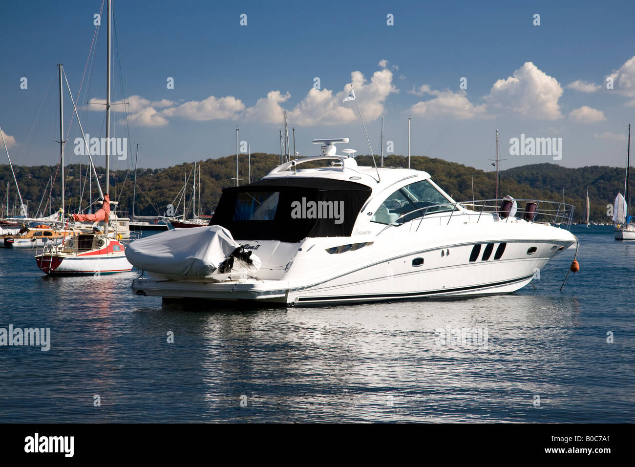Luxus Motoryacht Boot auf Pittwater in der Nähe von Clareville Strand, Sydney, Australien Stockfoto