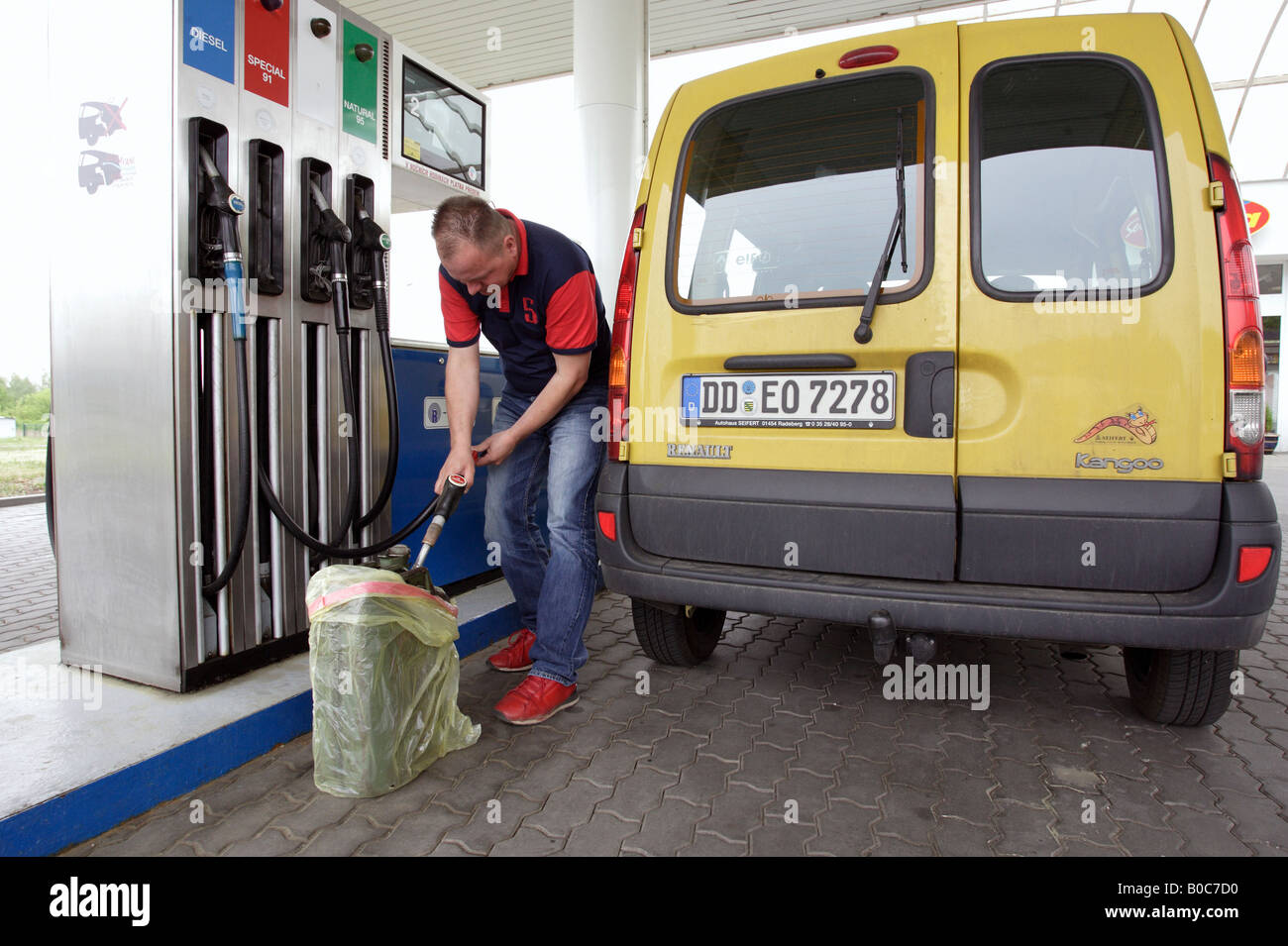 Mann im Grenzgebiet eine Benzin füllen können, Tschechische Republik Stockfoto