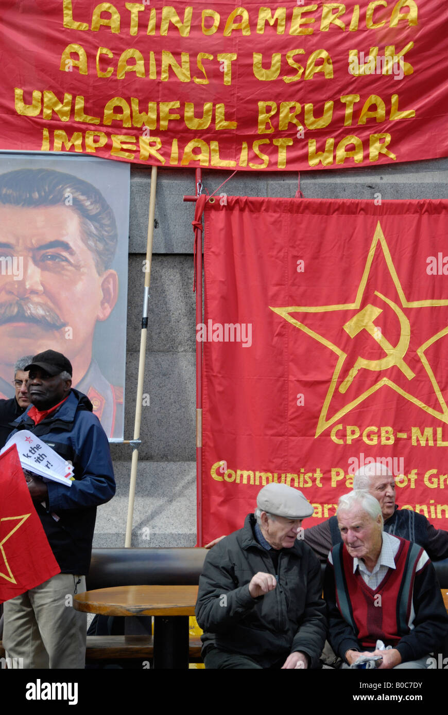 Alte Männer und rote kommunistische Banner am Maifeiertag 2008 Rallye in Trafalgar Square in London Stockfoto