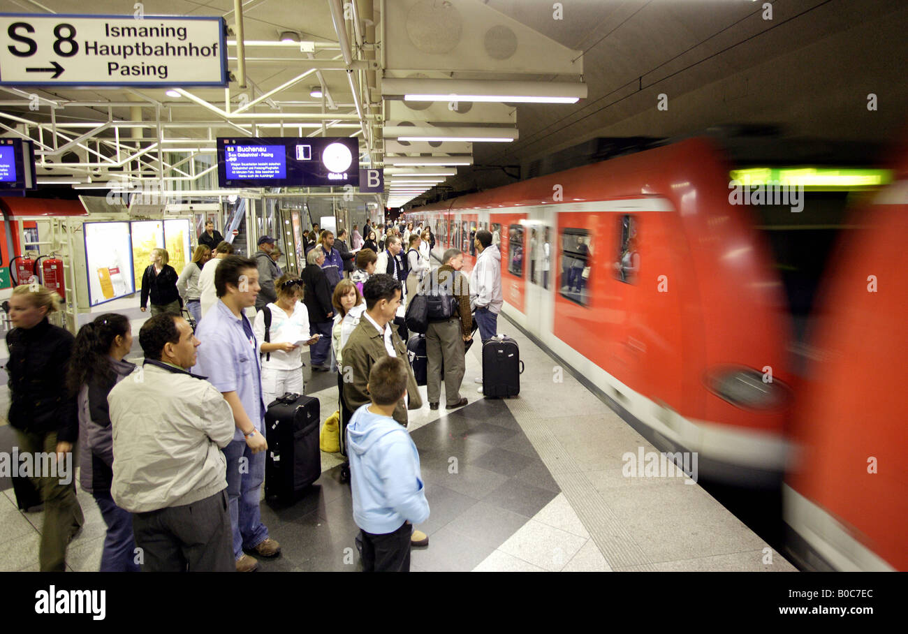 Passagiere warten auf den Zug an einer S-Bahn Station, München Stockfoto