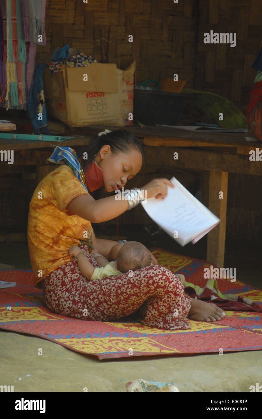 Longneck Karen Frau auf der Suche nach ihrem Baby, Mae Hong Son, Thailand Stockfoto