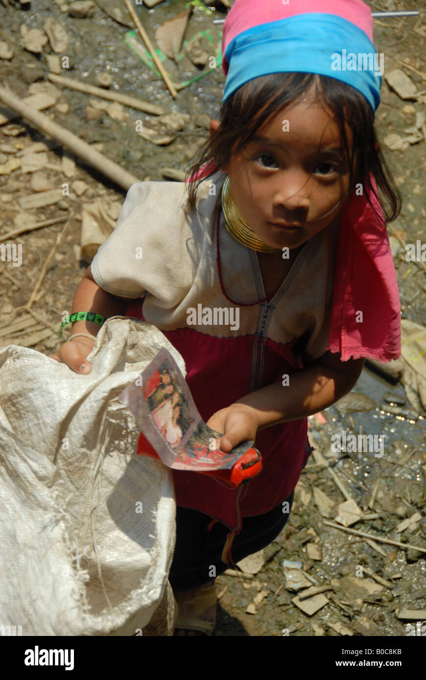 Longneck Karen kleines Mädchen Abholung Plastikflaschen, Bergvolk Dorf Mae Hong Son, Thailand Stockfoto