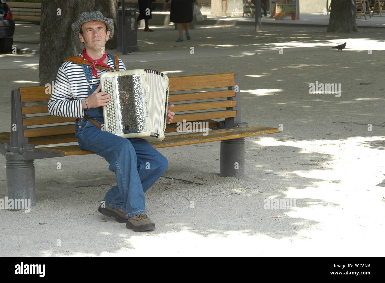 Akkordeonist spielt auf seinem Instrument in den Straßen von Lyon (1) Stockfoto