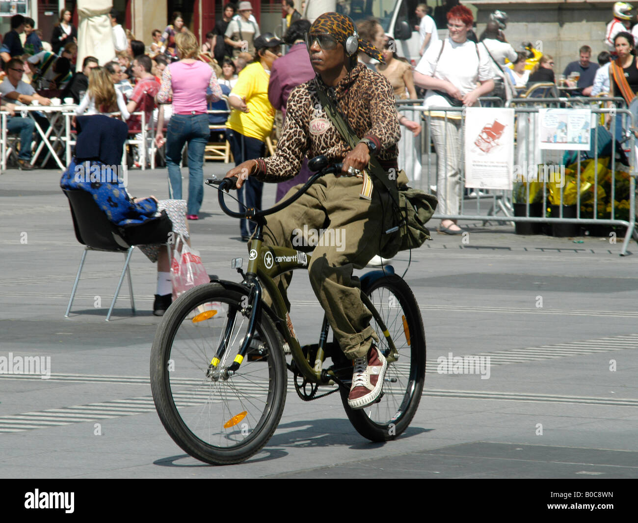 Radfahren ist eine ernste Sache, ein junger Mann, Radfahren in den Straßen von Lyon Stockfoto
