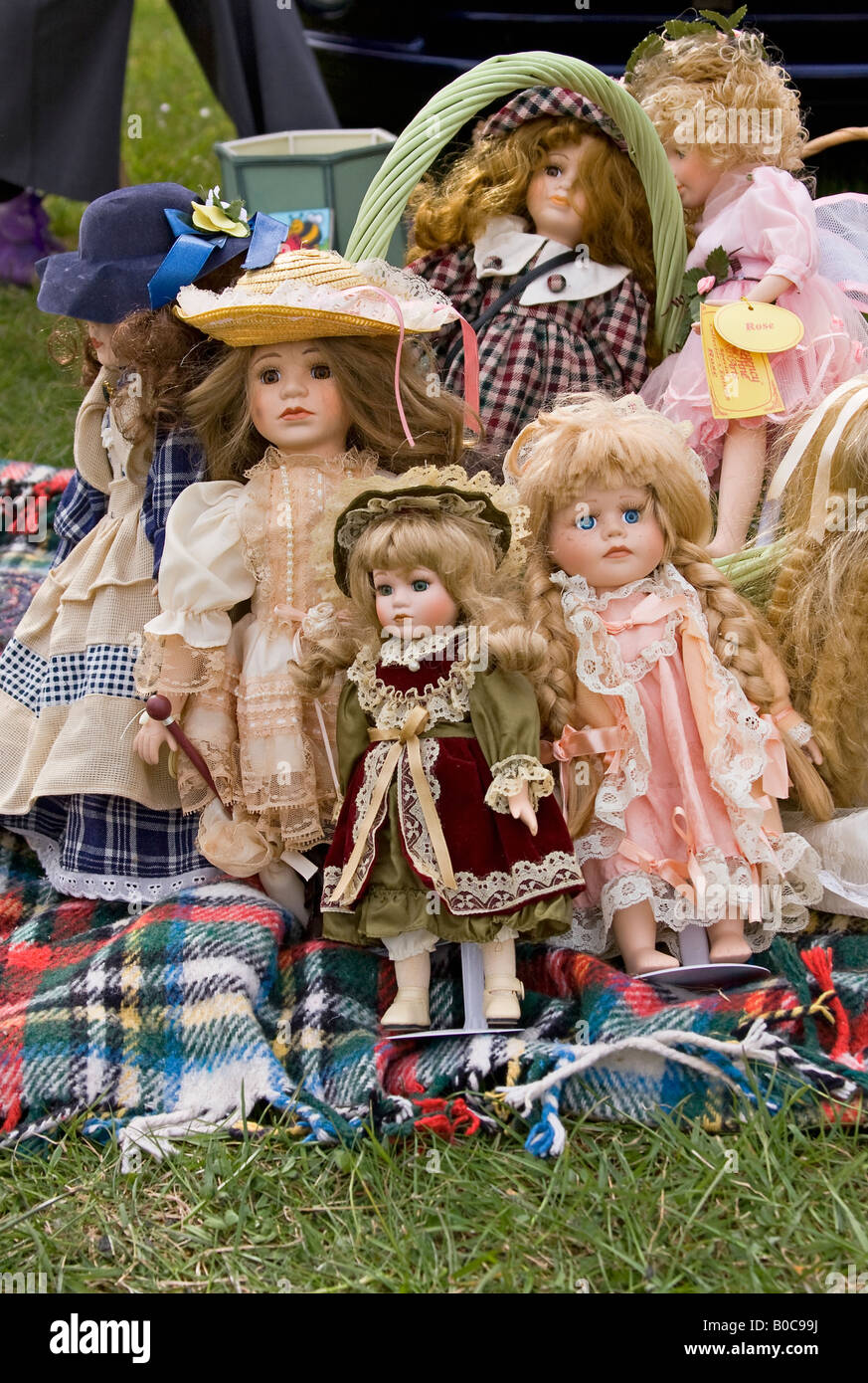 Antike Puppen zum Verkauf an einen englischen Flohmarkt. Sussex, England  Stockfotografie - Alamy