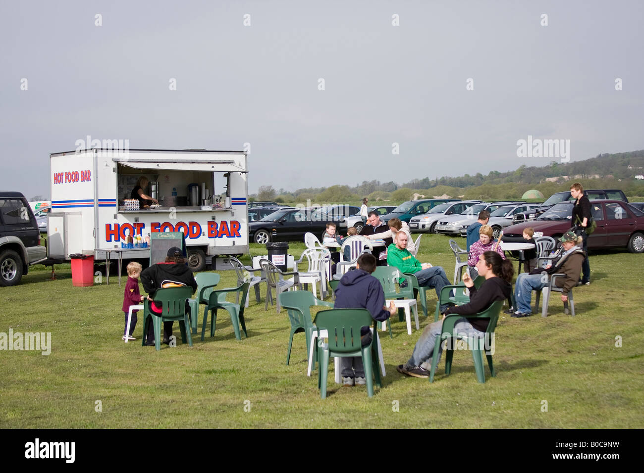 Kunden, die an den Tischen vor mobilen Partyservice. Sussex, England, UK Stockfoto