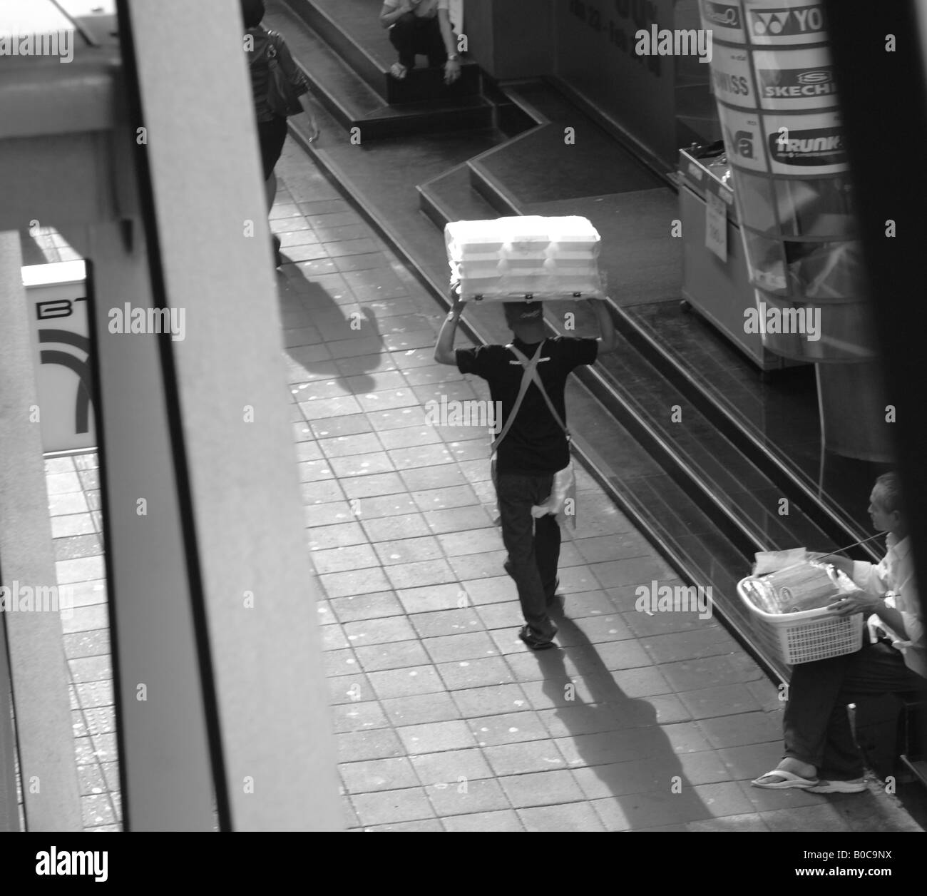 Bangkok Menschen, Leben und sterben in Bangkok, Lieferung Mann, in der Nähe von Rotlichtviertel patpong Stockfoto Bangkok Menschen, Leben und sterben in Bangkok, Lieferung Mann, in der Nähe von Rotlichtviertel patpong Stockfoto
