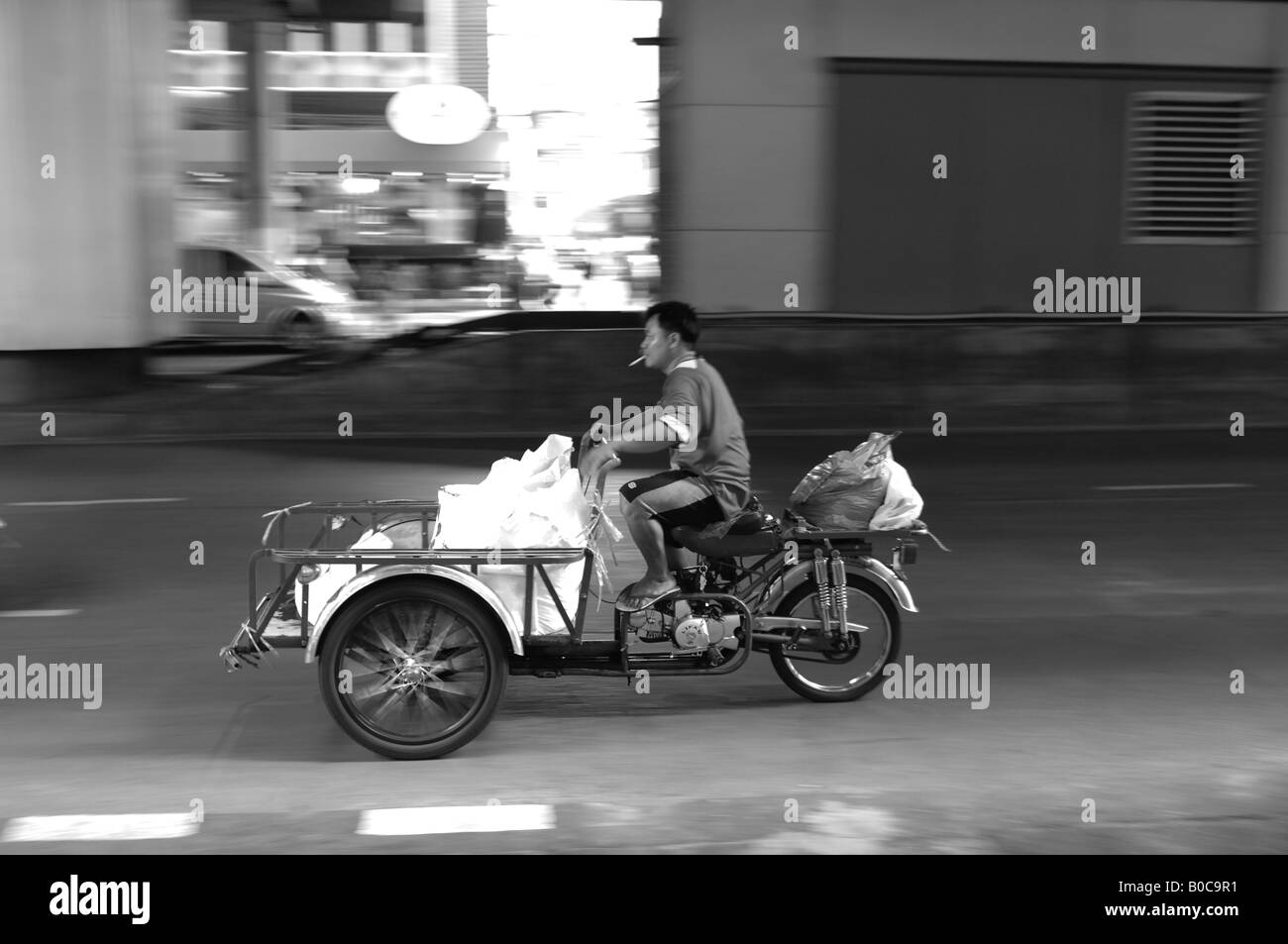 Rauchen-Biker abreiten Sukhumvit Road, Bangkok Stockfoto